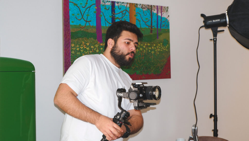 Gimbal stabilizatörlü kamerayla video çekimi yapan Pixent Ajans ekibinden bir isim